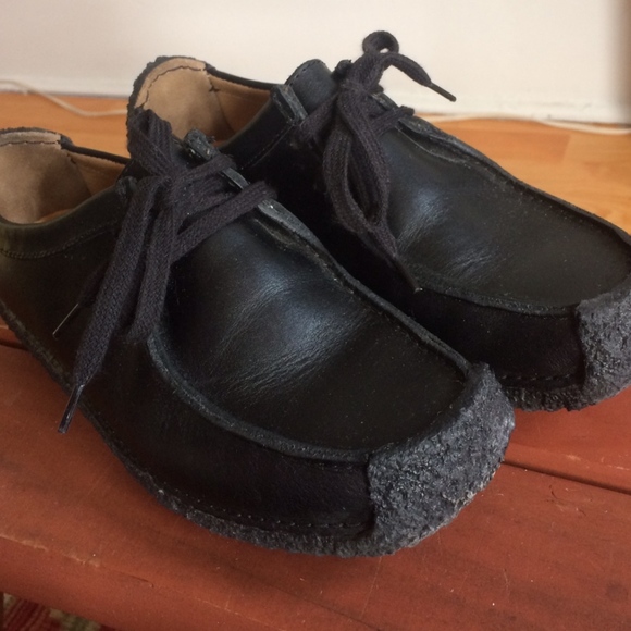 black clarks wallabees womens